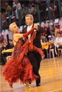 Romain Casellas et Monique Grandin dansent la valse